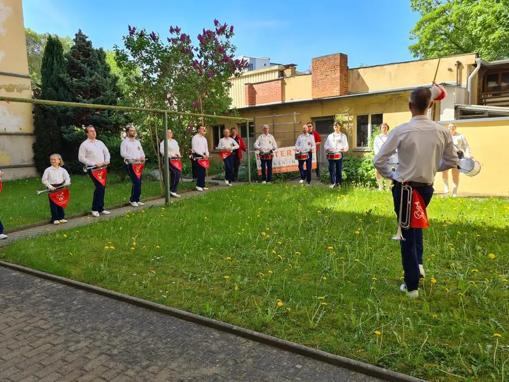 Auftritt des Fanfarenzugs bei einem Fest im Freien