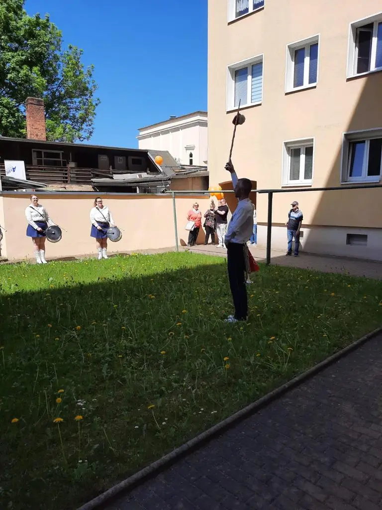 Stabführer gibt mit dem Tambourstab das Kommando